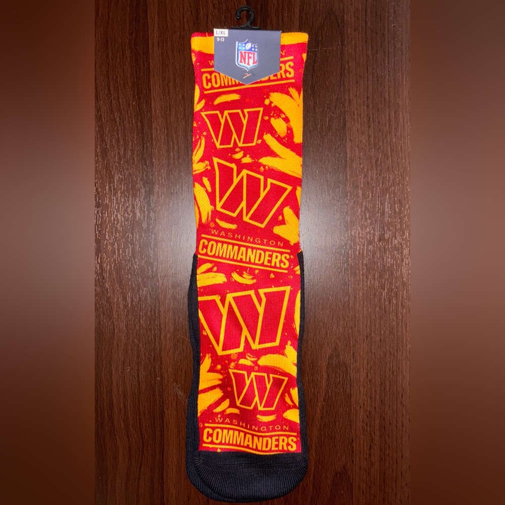 WASHINGTON COMMANDERS ROCK ‘EM NOVELTY CREW SOCKS NWT MEN’S SHOE SIZE 9-13